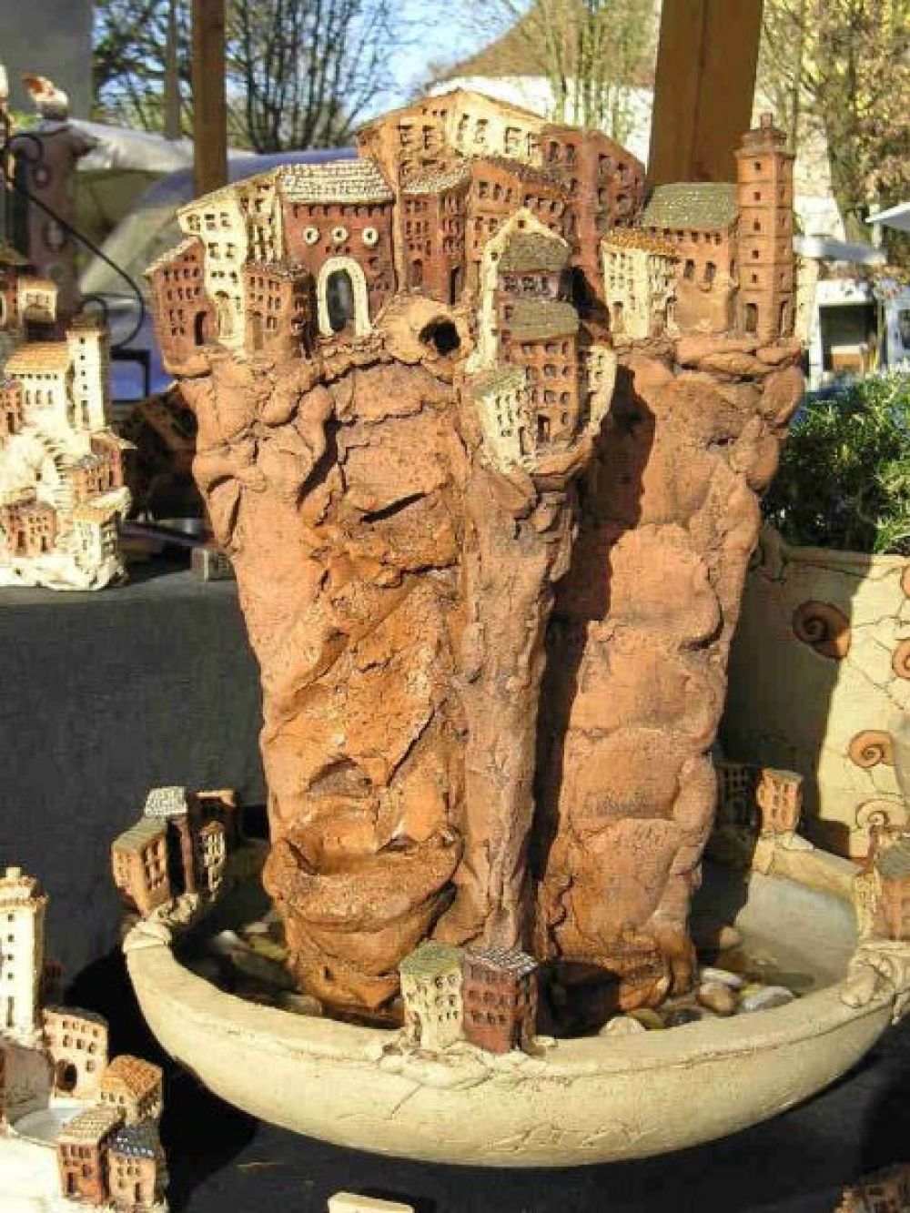 Felsenbrunnen rot mit weißer Schale